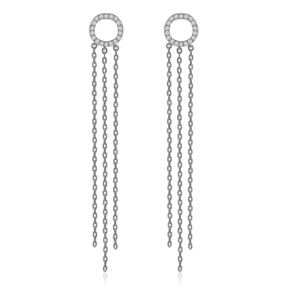 Boucles d'oreilles à chaîne avec disque rond élégant, plaquées rhodium et ornées de pierres en zircon cubique scintillantes, sur un fond blanc épuré.