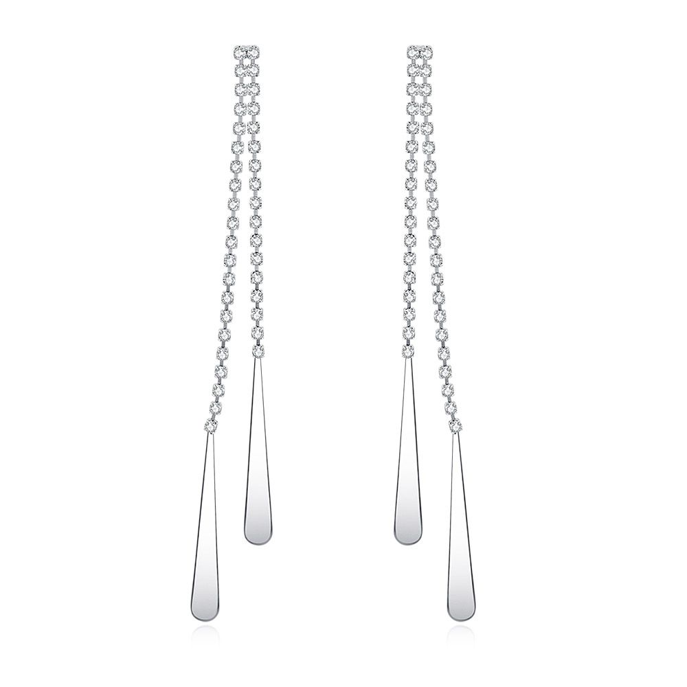 Une paire de boucles d'oreilles élégantes en cristal en forme de lustre, avec de longues gouttes en cristaux tchèques transparents et des extrémités en forme de goutte d'eau plaquées rhodium, sur un fond blanc.