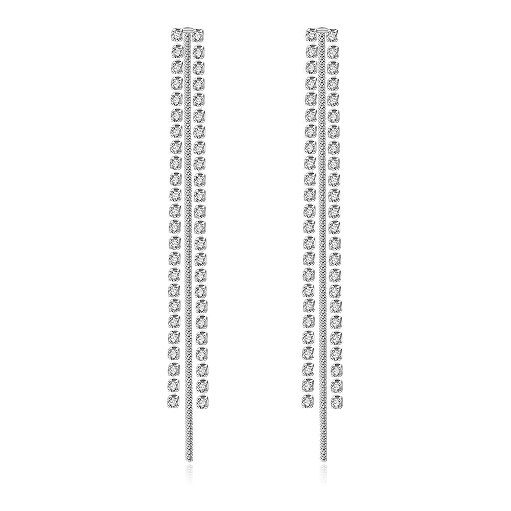 Un par de pendientes de clip en forma de candelabro de cadena con un diseño largo y lineal, que presenta piedras de zirconia cúbica transparentes en un engaste de rodio pulido.