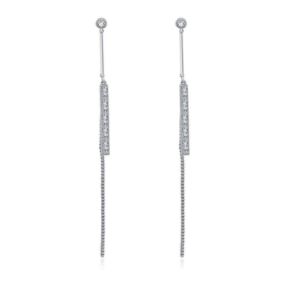 Una vista detallada de los pendientes largos de cadena Bar CZ, mostrando el diseño largo de plata con una parte superior de perno, una sección de barra adornada con piedras de circonio cúbico y una delicada extensión de cadena.