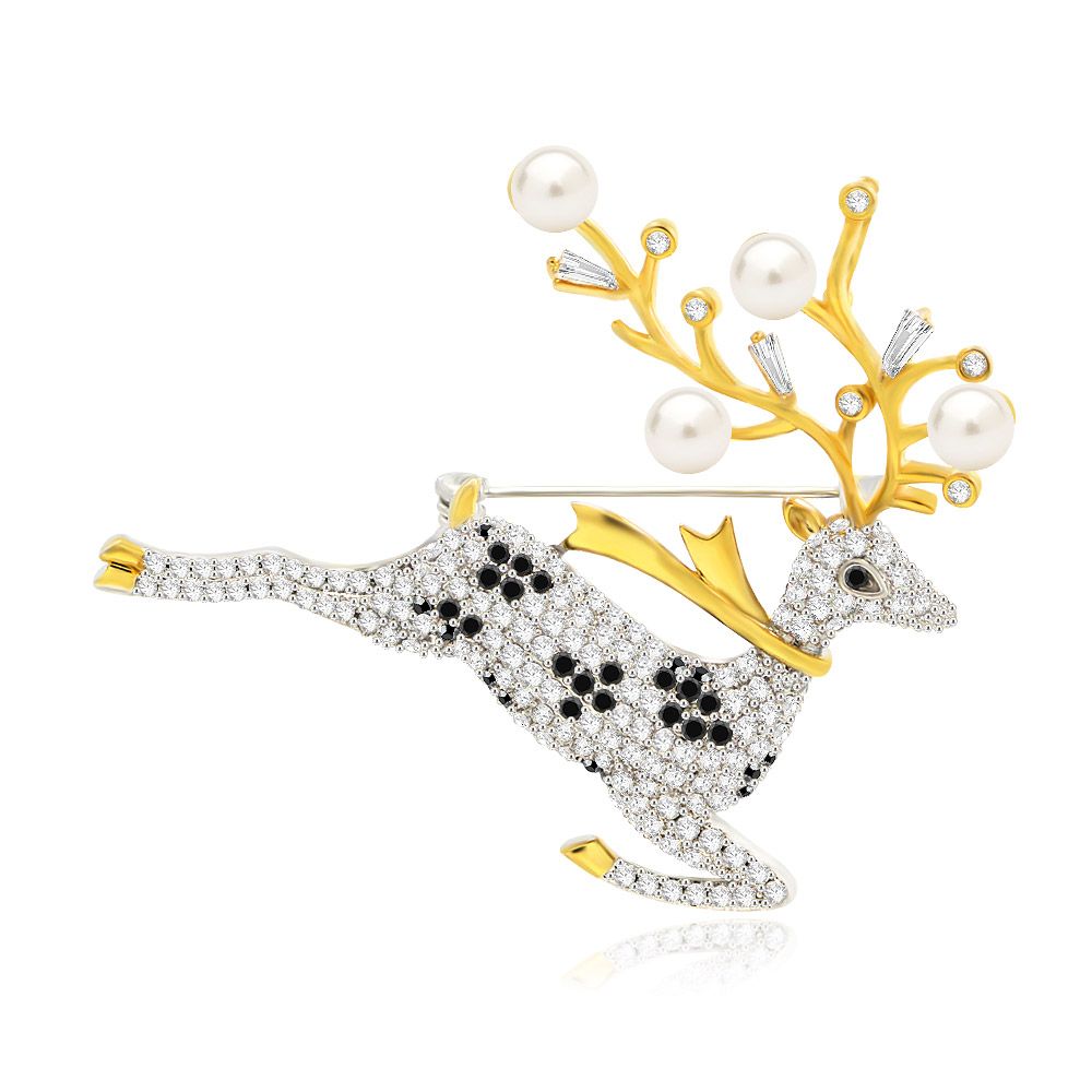 Vista detallada del broche de reno dorado en movimiento, que muestra su intrincado diseño con cuernos dorados, perlas y piedras de circonio cúbico brillantes.