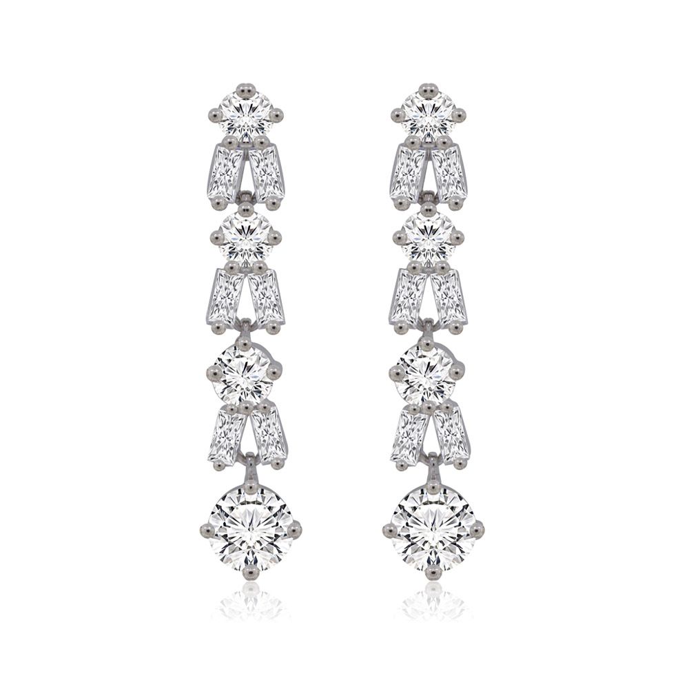 Un par de pendientes colgantes de zirconia cúbica de corte brillante con un revestimiento de rodio en tono plateado, que exhibe un diseño clásico y elegante.