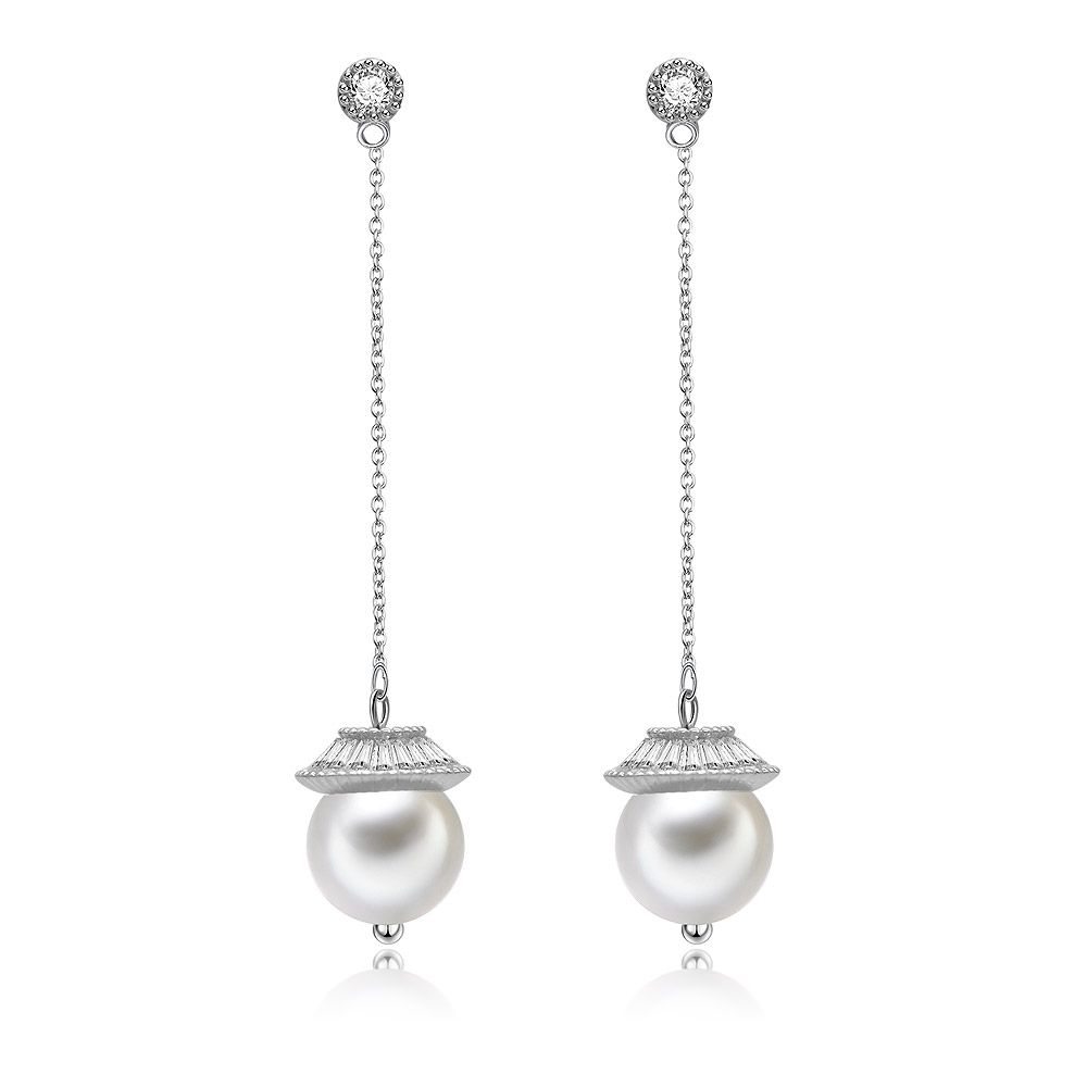 Un par de pendientes de perla CZ con grandes perlas blancas y elegantes acentos de plata y brillantes similares a diamantes.