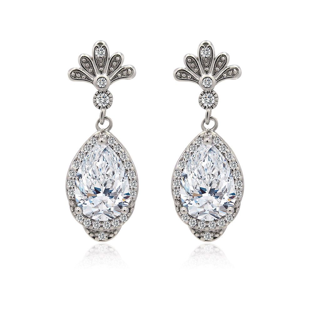 En närbild av droppörhängena för brudsmycken som visar den stora, gnistrande päronformade AAA cubic zirconia stenen i rodiumpläterad mässing.