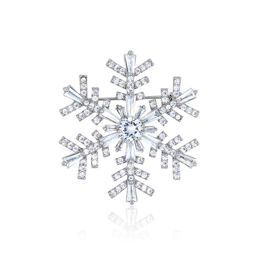 Un lujoso broche en forma de copo de nieve hecho de latón chapado en rodio, adornado con brillantes cristales de circonita cúbica de grado AAA, mostrado sobre un fondo blanco.