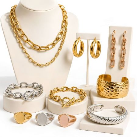 B2B custom chunky brass jewelry wholesale. OEM thick chain necklaces, hammered cuffs, signet rings, and toggle bracelets.
