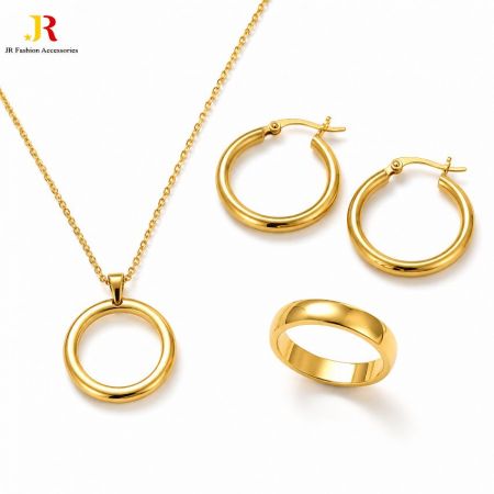 Minimalistiskt 18k guldpläterat rostfritt stål smyckeset med hoop örhängen, bandring och halsband.
