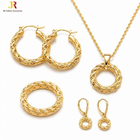 Flätat vridet guld smyckeset inklusive texturerade hoop örhängen, ringar och halsband för anpassat varumärke.