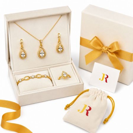 Aangepaste gouden druppelvormige sieradenset met privélabel zakje en geschenkdoos. Groothandel OEM/ODM sieraden.