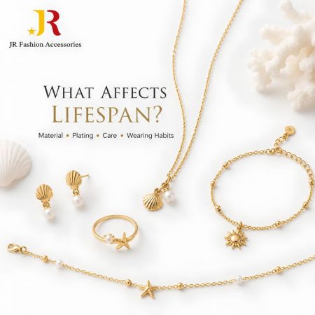 Factoren die de levensduur van op maat gemaakte sieraden beïnvloeden: materiaal, plating, verzorging en gewoonten. Gouden schelp- en parelsieraden set.