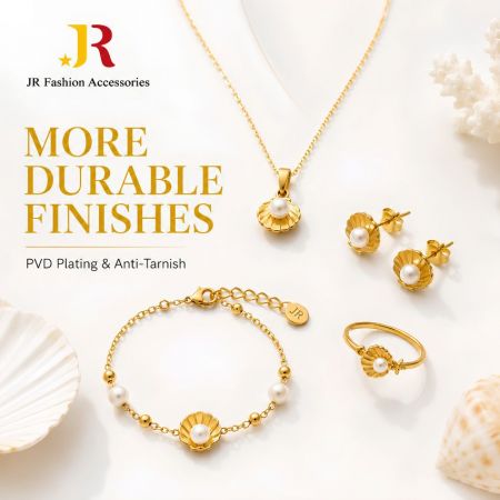 Duurzame op maat gemaakte sieraden met PVD-plating en anti-tarnish afwerkingen. Gouden schelp- en parelsets voor B2B-groothandel.
