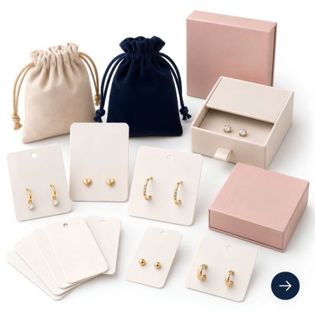 Aangepaste roze sieradenboxen en zakjeset voor branding van kleine bedrijven, met een kleurrijke edelstenen ketting.