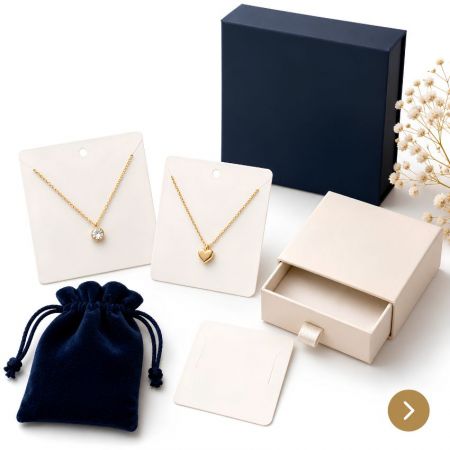 Milieuvriendelijke sieradenverpakking voor kleine bedrijven met roze papieren dozen, microvezel zakje en gouden zon charm armbanden.