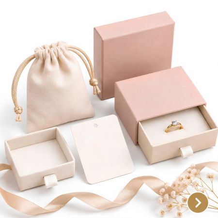 Gepersonaliseerde sieradenverpakkingsdozen voor e-commerce van kleine bedrijven, met een gouden sterketting en stud oorbellen.