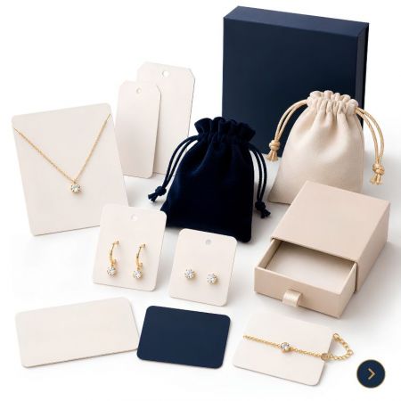 Luxe sieradenverpakkingsoplossingen voor kleine bedrijven met matte roze dozen, een zakje en een gouden blad ringenset.