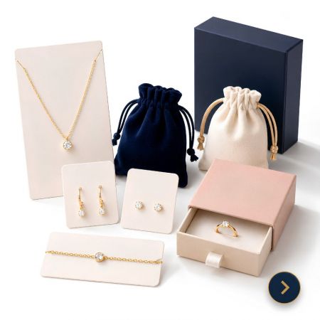 Detailhandel sieradenverpakkingsmaterialen voor kleine bedrijven, inclusief roze logo dozen, zakje en een gouden slang ketting.