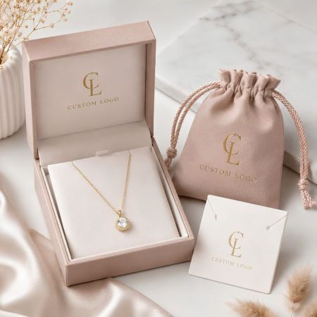Premium roze sieraden geschenkdoos met op maat gemaakt gouden folie logo, bijpassende microvezel trekzak leverancier.