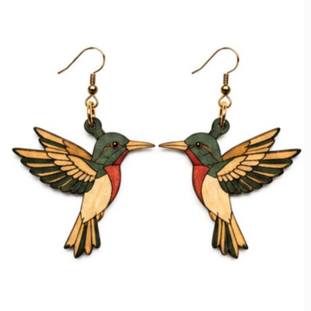 Pendientes de madera cortados con láser en forma de colibrí con impresión colorida detallada, perfectos para mercancía de tiendas de souvenirs.
