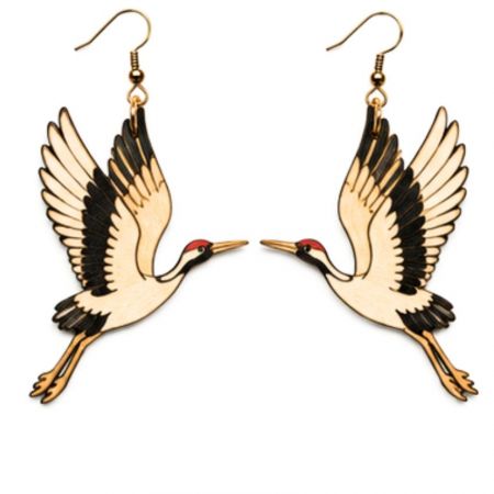 Elegantes pendientes de madera en forma de grulla voladora con estilo oriental tradicional para proveedores de boutique al por mayor.