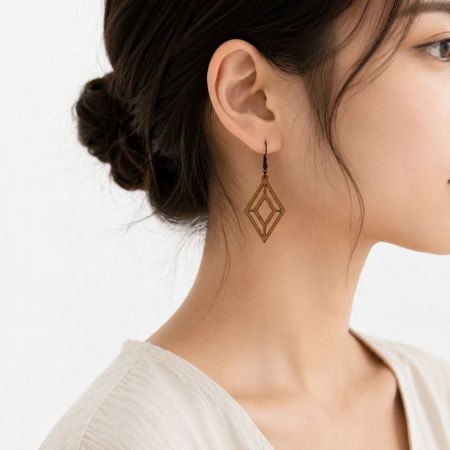 Modelo usando pendientes de madera geométricos coloridos, demostrando el tamaño del producto, la escala y el estilo diario ligero.