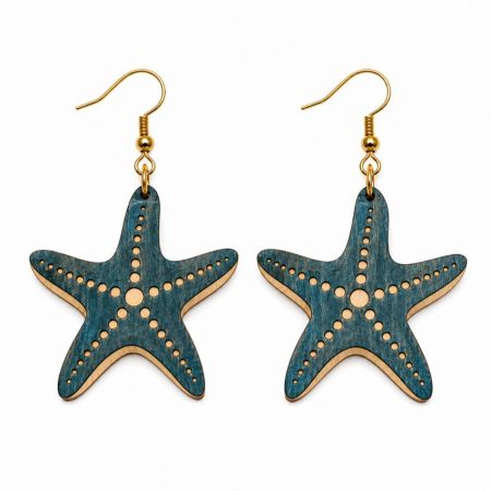 Pendientes de gota de madera cortados con láser en forma de estrella de mar, con patrones detallados de puntos para la venta de joyería de resort de playa.