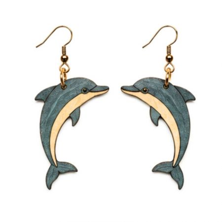 Pendientes de madera personalizados en forma de delfín con impresión detallada, ideales para inventarios de tiendas de souvenirs de vida marina.