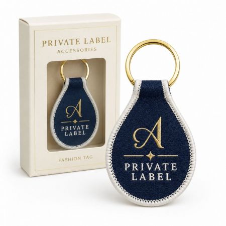 Llavero de etiqueta de moda bordada de lujo de marca privada con monograma en letra A en caja de regalo con ventana.