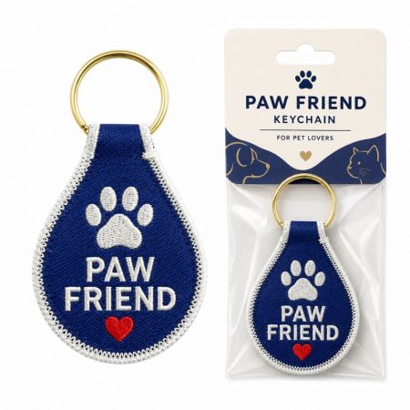 Regalo promocional de la industria de mascotas, llavero de parche bordado con huella de pata y empaque de tarjeta de encabezado minorista personalizada.