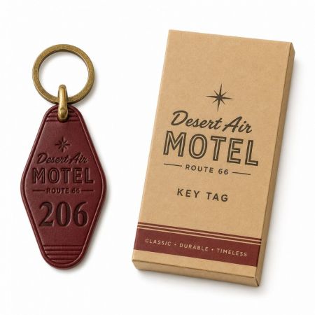 Etiqueta de llave de motel de cuero burdeos vintage con número de habitación 206 y caja de embalaje de papel kraft de marca.