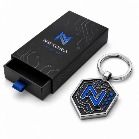 Llavero de metal hexagonal de empresa tecnológica con patrón de placa de circuito en esmalte azul al lado de una caja de regalo premium con cajón negro.