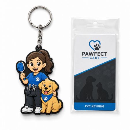 Llaveros promocionales de PVC suave para el cuidado de mascotas con una peluquera y un golden retriever con empaque minorista personalizado.
