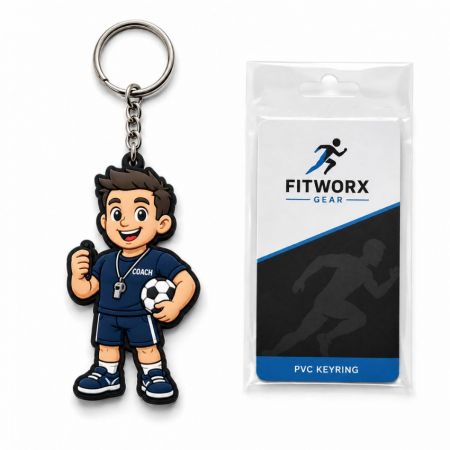 Llaveros de PVC de entrenador atlético de marca de fitness sosteniendo un balón de fútbol y un silbato con una tarjeta de exhibición minorista a juego.