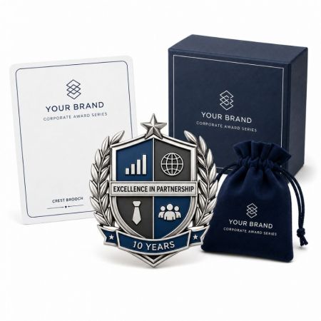 파란색 에나멜 우수 패턴이 있는 10주년 기념 실버 방패 문장 브로치.