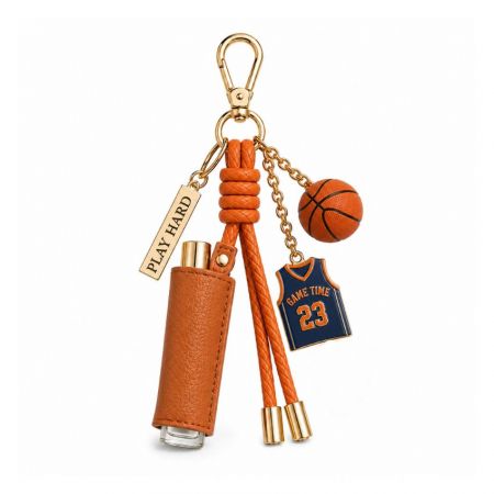 Charm per borsa da basket personalizzata con cordino in pelle intrecciata arancione, ciondolo con maglia e portalabbra in pelle da viaggio.