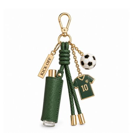 Charm per borsa da calcio personalizzata con astuccio per rossetto in pelle verde, mini pallone da calcio, charm con maglia e etichetta dorata incisa.