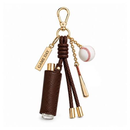 Charm per borsa da baseball su misura con portarossetto in pelle marrone scuro, mini mazza, ciondolo a forma di baseball e accessori dorati.