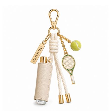 Charm per borsa da tennis personalizzata con manica per rossetto in pelle bianco sporco, mini racchetta e ciondolo a forma di pallina da tennis.