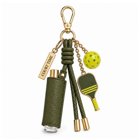 Charm per borsa da pickleball personalizzata con manica in pelle verde oliva, racchetta da pickleball e ciondolo a forma di pallina verde neon.