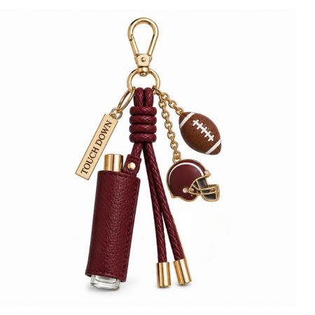 Ciondolo personalizzato per borsa da football americano con supporto in pelle bordeaux, miniatura di casco, pendente a forma di pallone da football e hardware dorato.