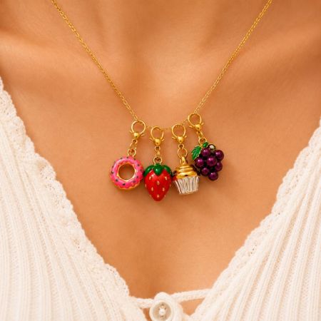 Dulces encantos temáticos de postres usados como collar, destacando acabados de esmalte de alta calidad para marcas personalizadas.