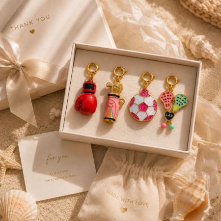 Charms esportivos premium em uma caixa de presente personalizada com um cartão de agradecimento, perfeitos para opções de embalagem de joias de marca própria.