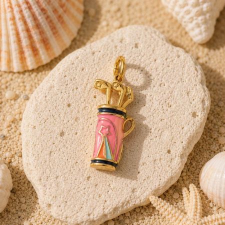 Pingente de esmalte de bolsa de golfe rosa finamente polido, demonstrando artesanato detalhado para joias de alta qualidade por atacado.