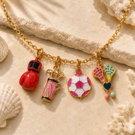 Pingentes esportivos de esmalte em um colar de corrente dourada, apresentando joias à prova d'água e sem manchas para marcas de estilo de vida.