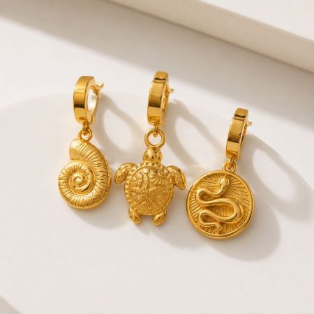 Tres charms de oro del océano con diseños de concha, tortuga marina y serpiente, mostrando un fundido de precisión para producción OEM ODM.
