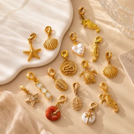 Charm de vida marina y geométricos variados chapados en oro de 18k, proporcionando opciones de abastecimiento versátiles con beneficios de MOQ bajos.