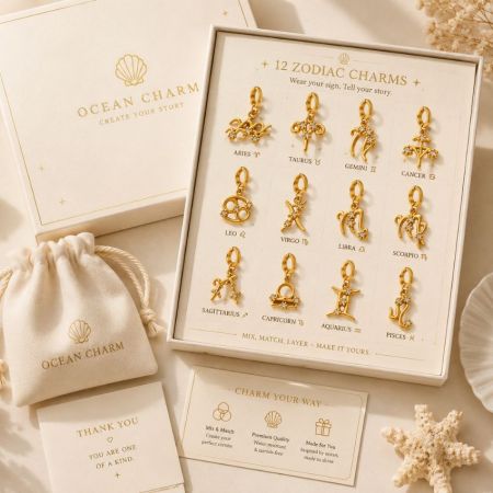 Modèle portant trois charms en or représentant des signes du zodiaque sur un haut de bikini blanc à côtes, mettant en valeur des bijoux de plage résistants à l'eau.