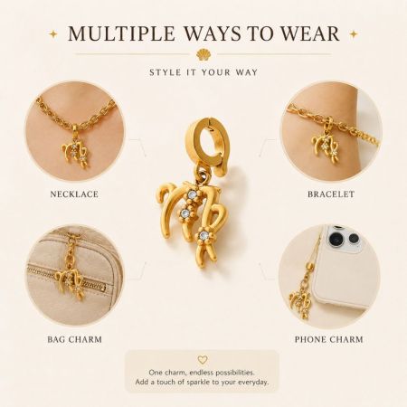 Gros plan d'un modèle prenant un bain de soleil dans un bikini blanc avec des charms en or représentant des signes du zodiaque personnalisés attachés à la sangle centrale.