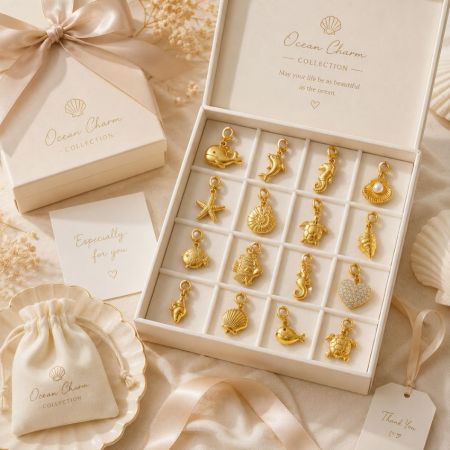 Caja de regalo de lujo blanca que exhibe una colección organizada de joyería de encantos del océano, adaptada para marcas minoristas.
