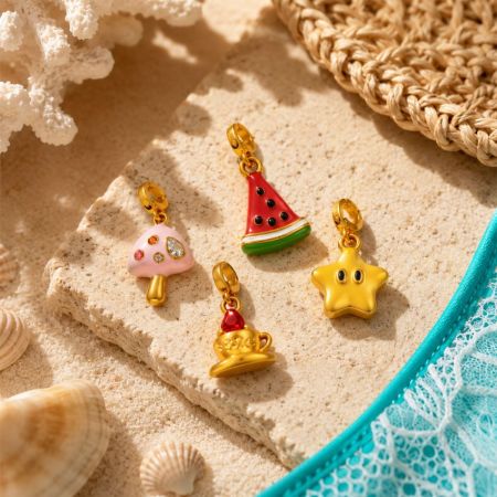 Encantos de bikini de esmalte coloridos que incluyen formas de estrella y taza de té en un plato de piedra, ideales para la venta al por mayor de ropa de resort.