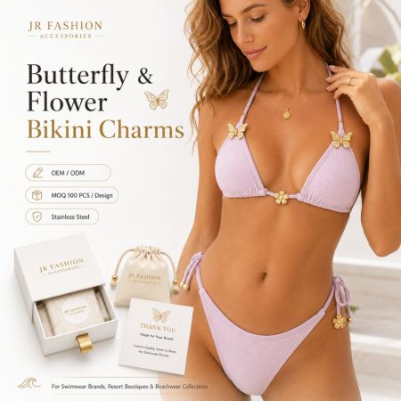 Charms de bikini papillon et fleur sur un maillot de bain lavande, montrant des accessoires de plage en acier inoxydable OEM ODM.